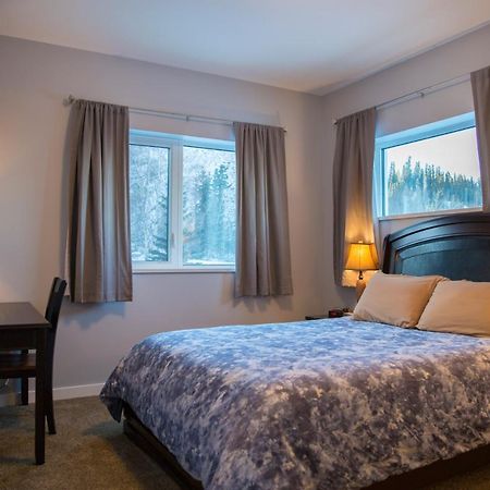 Downtown Whitehorse 4 Bedrooms Deluxe Condo Екстер'єр фото