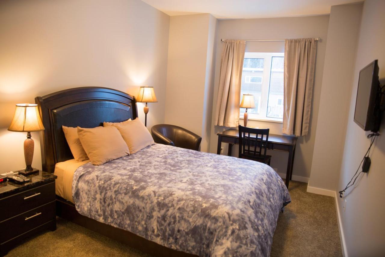 Downtown Whitehorse 4 Bedrooms Deluxe Condo Екстер'єр фото