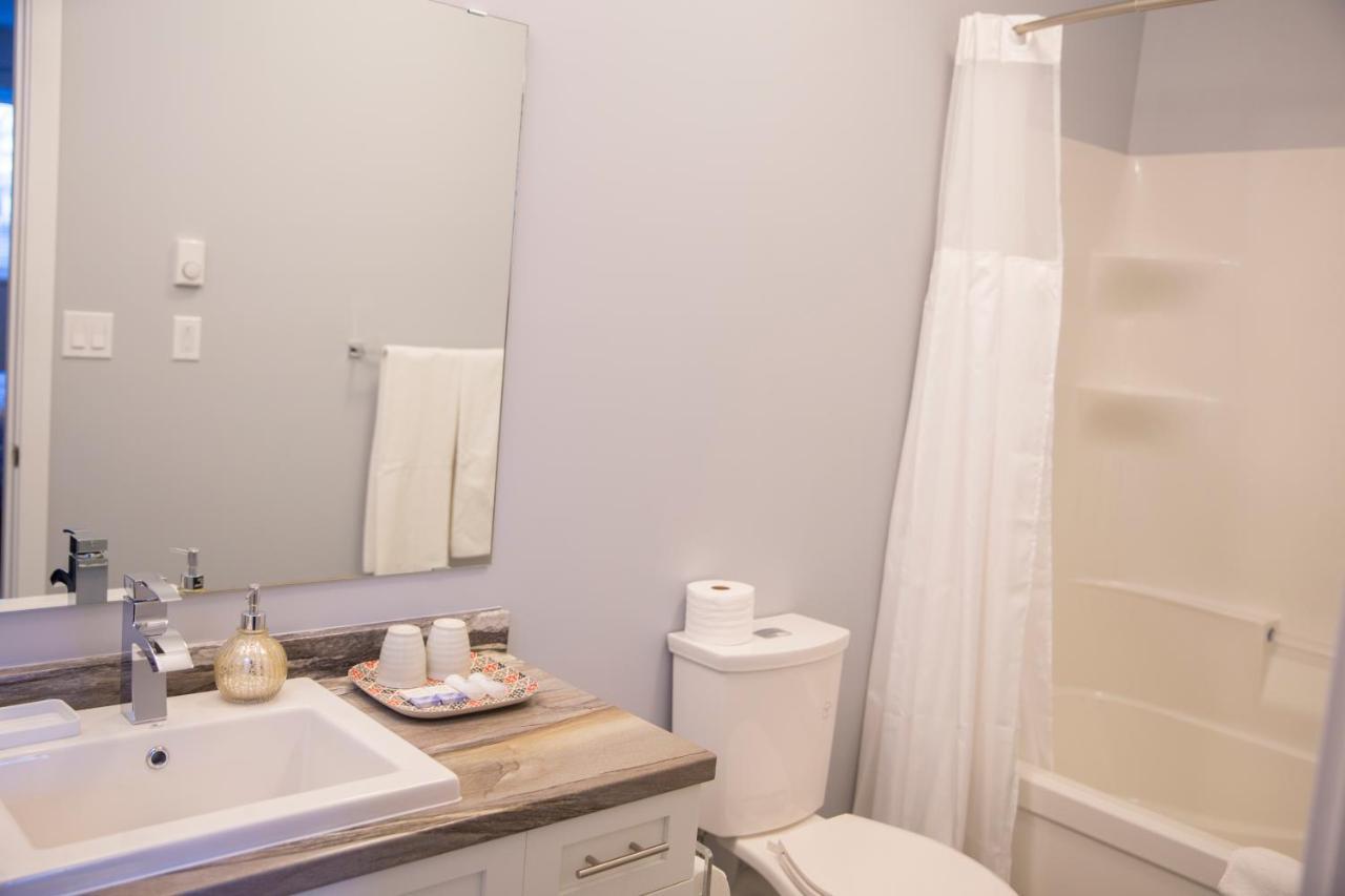 Downtown Whitehorse 4 Bedrooms Deluxe Condo Екстер'єр фото